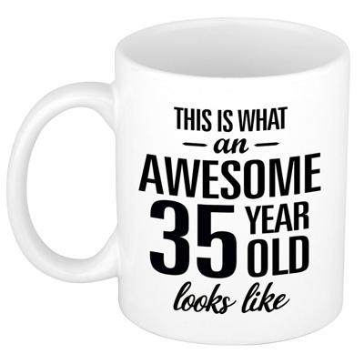 This is what an awesome 35 year old looks like - cadeau koffiemok - 300 ml - verjaardag 35 jaar