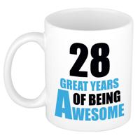 Verjaardag 28 jaar Koffiemok Cadeau - Great years of being awesome - wit/blauw