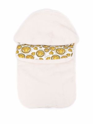 Versace Kids nid d'ange en fourrure artificielle - Blanc