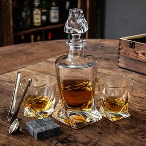 Twisted Whiskey Decanter - Complete Whisky Set Incl. Glazen en Stones - Inhoud 1L - Design Decanter - Whiskey Karaf