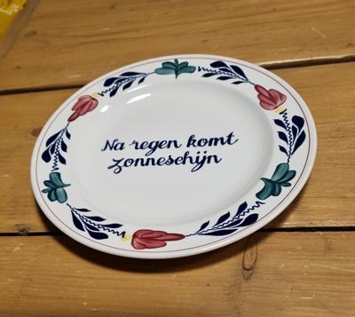 Boerenbont Tekstbord "Na regen komt Zonneschijn" rond 21cm aardewerk