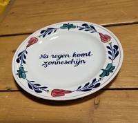 Boerenbont Tekstbord "Na regen komt Zonneschijn" rond 21cm aardewerk