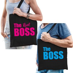 The boss en the real boss kadotassen / shoppers zwart katoen met blauwe / roze tekst koppels / bruidspaar / echtpaar voor volwassenen   -