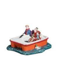 Family on pedal boat l9,5xb8,5xh5 cm - Luville