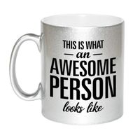 Awesome person / persoon zilveren cadeau mok / beker 330 ml