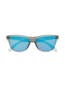 Oakley lunettes de soleil teintées à logo imprimé - Gris