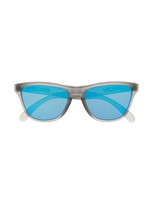 Oakley lunettes de soleil à logo imprimé - Gris