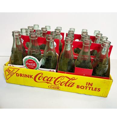 24 Vintage Commemorative Coca-Cola Flesjes in kartonnen krat