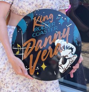 Danny Vera &apos;King of the Roller Coaster&apos; Emaille Bord - 41 cm ø