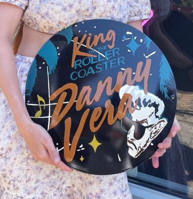 Danny Vera &apos;King of the Roller Coaster&apos; Emaille Bord - 41 cm ø