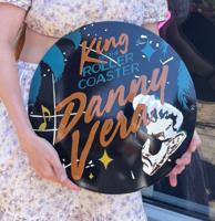 Danny Vera &apos;King of the Roller Coaster&apos; Emaille Bord - 41 cm ø