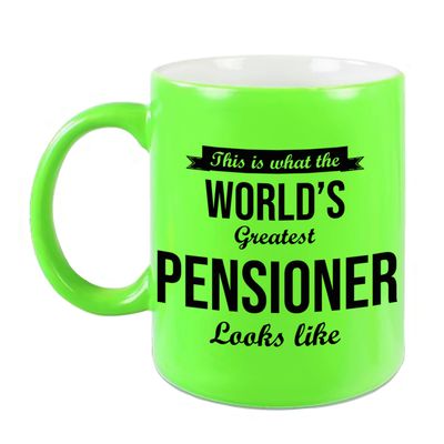Cadeau mok / beker how the worlds greatest pensioner looks like - neon groen - afscheid/ pensioen/ VUT - feest mokken