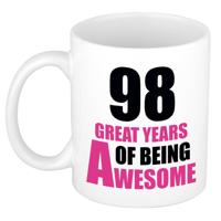 Verjaardag 98 jaar Koffiemok Cadeau - Great years of being awesome - wit/roze - voor dames