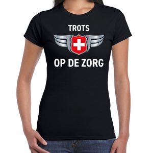 Trots op de zorg zilveren schild t-shirt zwart voor dames