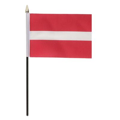 Letland - mini vlaggetje van 10 x 15 cm op stokje - Landen vlag - H27 cm