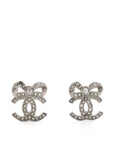 CHANEL Pre-Owned boucles d'oreilles strassées à logo CC (années 2000) - Argent