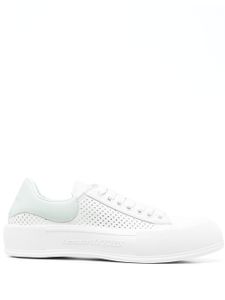 Alexander McQueen baskets en cuir à perforations - Blanc