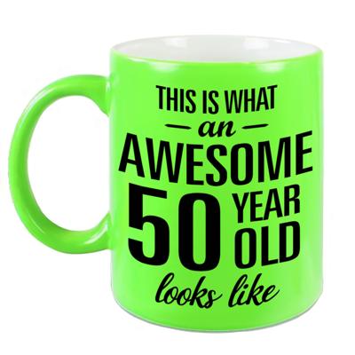 This is what an awesome 50 year old looks like - koffiemok - fluor groen - Beker - verjaardag cadeau This is what an awesome 50 year old looks like - koffiemok - fluor groen - Beker - verjaardag cadeau