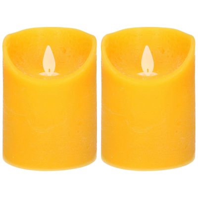 2x Oker gele LED kaarsen / stompkaarsen met bewegende vlam 10 cm