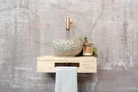 Saniclear Seba fonteinset met eiken plank, zwart-witte terrazzo waskom en koperen kraan voor in het toilet - thumbnail