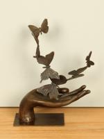 Bronzen beeld hand met vlinders, 35 cm