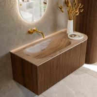 Badmeubel Mondiaz Kurve-Dlux | 105 cm | Meubelkleur Walnut | Wastafelkleur Arena | Solid surface | Wasbak linker zijde spoelbak | Zonder kraangat(en) Badmeubel Mondiaz Kurve-Dlux | 105 cm | Meubelkleur Walnut | Wastafelkleur Arena | Solid surface | Wasbak linker zijde spoelbak | Zonder kraangat(en)