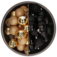 74x stuks kunststof kerstballen mix zwart en goud 6 cm