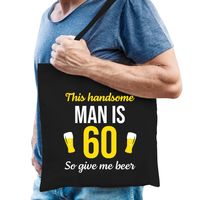 Verjaardag cadeau tas 60 jaar - this handsome man is 60 give beer zwart voor heren - thumbnail