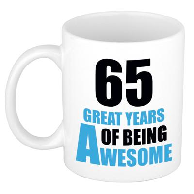 Verjaardag 65 jaar Koffiemok Cadeau - Great years of being awesome - wit/blauw