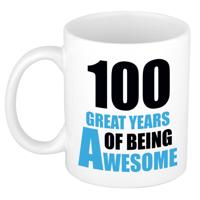Verjaardag 100 jaar Koffiemok Cadeau - Great years of being awesome - wit/blauw
