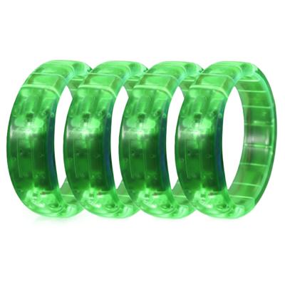 4x stuks groene armdanden met LED licht