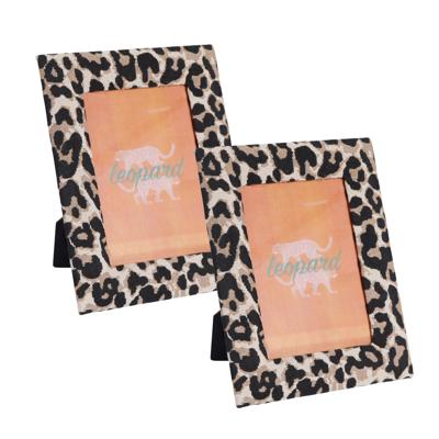Fotolijstje Nel - 2x - luipaardprint - stof frame - voor foto van 10 x 15 cm - dierenprint Fotolijstje Nel - 2x - luipaardprint - stof frame - voor foto van 10 x 15 cm - dierenprint