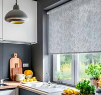 Grijs bloemmotief raambekleding Scandinavisch
