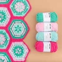 Yarn and Colors Flower Hexagon Baby Blanket Haakpakket 034 Deep Cerise