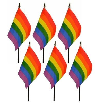 Regenboog vlaggetje - 6x - 15 x 10 cm - polyester - op stokje - 27 cm