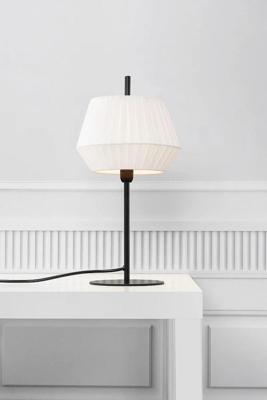 Kleine tafellamp met witte stoffen kap E14 fitting en schakelaar Nordlux Dicte