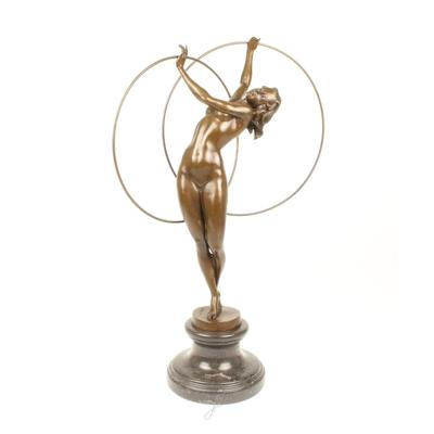 BRONZEN BEELD VAN EEN HOEPELDANSERES