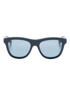 Alexander McQueen lunettes de soleil carrées à logo embossé - Bleu