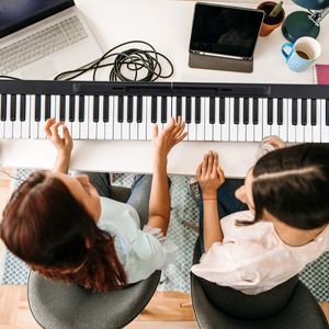 88-Toets Opvouwbare Digitale Piano met Bluetooth MIDI-Functie Draagbaar Elektronisch Keyboard met Sustainpedaal voor Beginners
