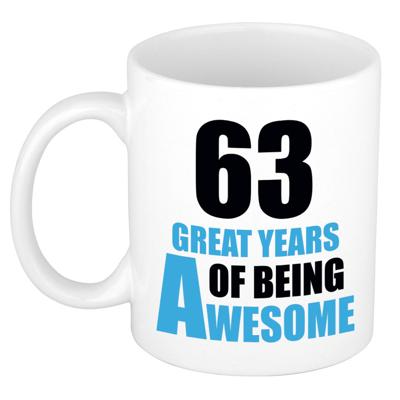 Verjaardag 63 jaar Koffiemok Cadeau - Great years of being awesome - wit/blauw