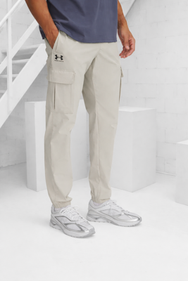 Under Armour Vibe Woven Cargo Trainingsbroek Heren Beige - Maat M - Kleur: Beige | Soccerfanshop Under Armour Vibe Woven Cargo Trainingsbroek Heren Beige - Maat M - Kleur: Beige | Soccerfanshop