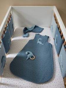 Kinderbedbumper / boxbumper KLEINE DINO Oeko-Tex®. grijsblauw met print