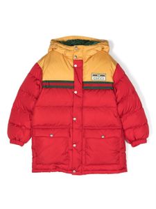 Gucci Kids manteau matelassé à patch logo - Rouge