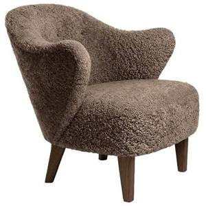 Audo Copenhagen Ingeborg fauteuil donker eiken Sheepskin Sahara