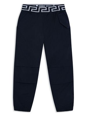 Versace Kids pantalon de jogging à taille Greca - Bleu
