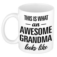This is what an awesome grandma looks like - cadeau koffiemok - beker - 300 ml - oma - verjaardag