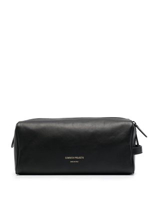 Common Projects trousse de toilette à logo gravé - Noir