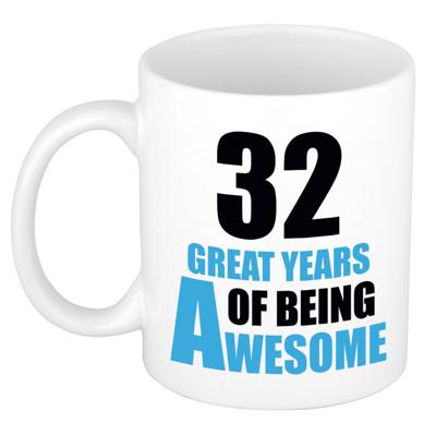 Verjaardag 32 jaar Koffiemok Cadeau - Great years of being awesome - wit/blauw