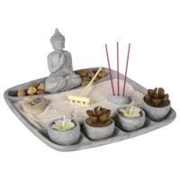 Boeddha zen tuin met waxinelichthouders - voor binnen - cement - 23 x 23 cm Boeddha zen tuin met waxinelichthouders - voor binnen - cement - 23 x 23 cm