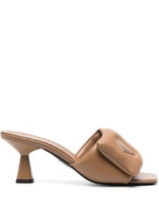 Prada mules matelassées 65 mm à plaque logo - Marron